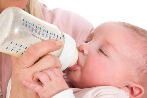 Lượng sữa phù hợp với mỗi giai đoạn phát triển của trẻ